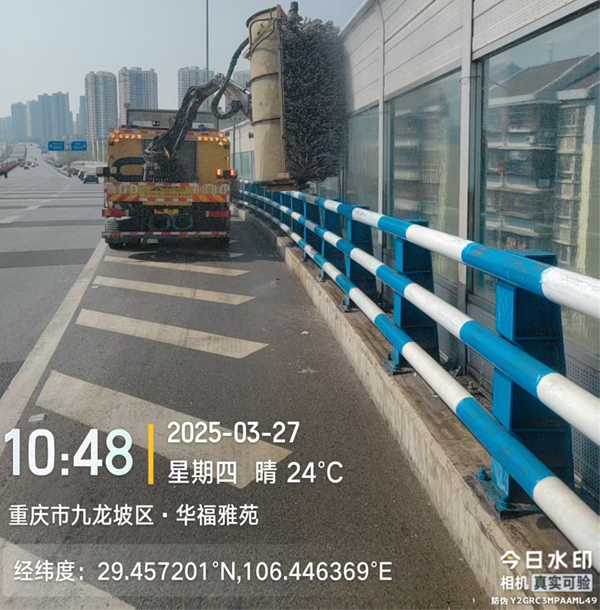 快速路二纵线推进隔音屏清洗工作